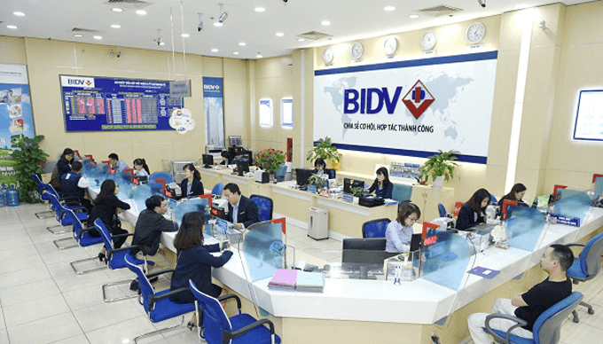 Khi mới nhận thẻ tín dụng, việc kiểm tra, xác nhận thông tin là bước quan trọng cần ưu tiên làm.