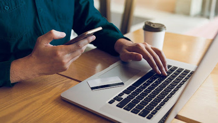 Với E-banking, người dùng có thể dễ dàng thực hiện các giao dịch mà không cần đến các chi nhánh ngân hàng