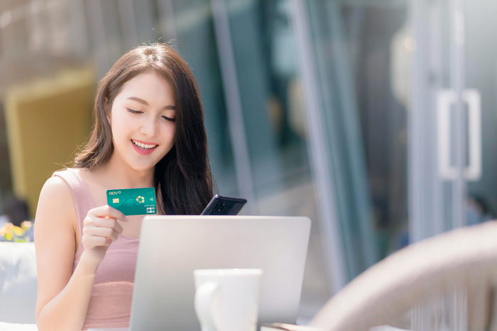 Khi thanh toán trả góp qua thẻ tín dụng, chủ thẻ cần phải trả hai khoản phí là phí chuyển đổi trả góp và giá trị sản phẩm