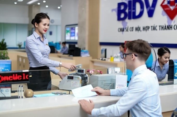 Đến trực tiếp chi nhánh ngân hàng mà bạn mở sổ tiết kiệm online để rút tiền gửi là cách thực hiện đơn giản nhất